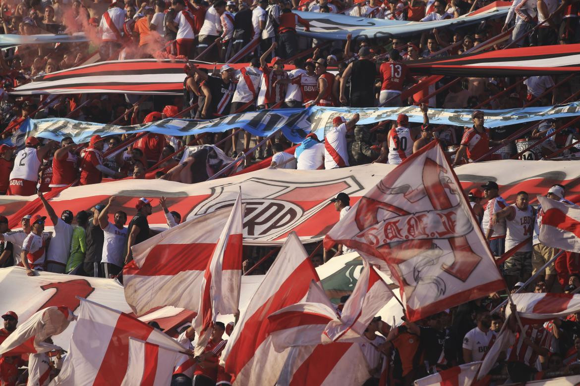 Banderas con palos; Superclásico. Foto: NA.