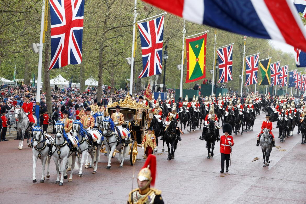 Británicos y turistas en la coronación de Carlos III. Foto: REUTERS.