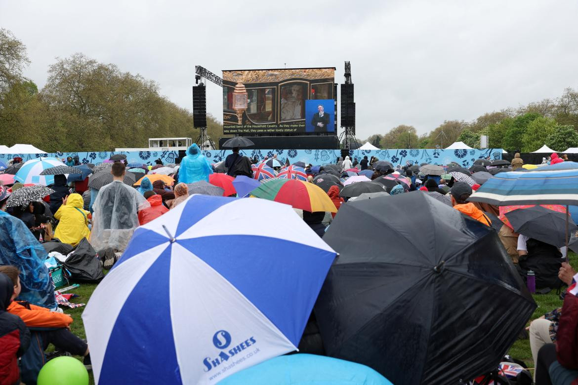 Británicos y turistas en la coronación de Carlos III. Foto: REUTERS.