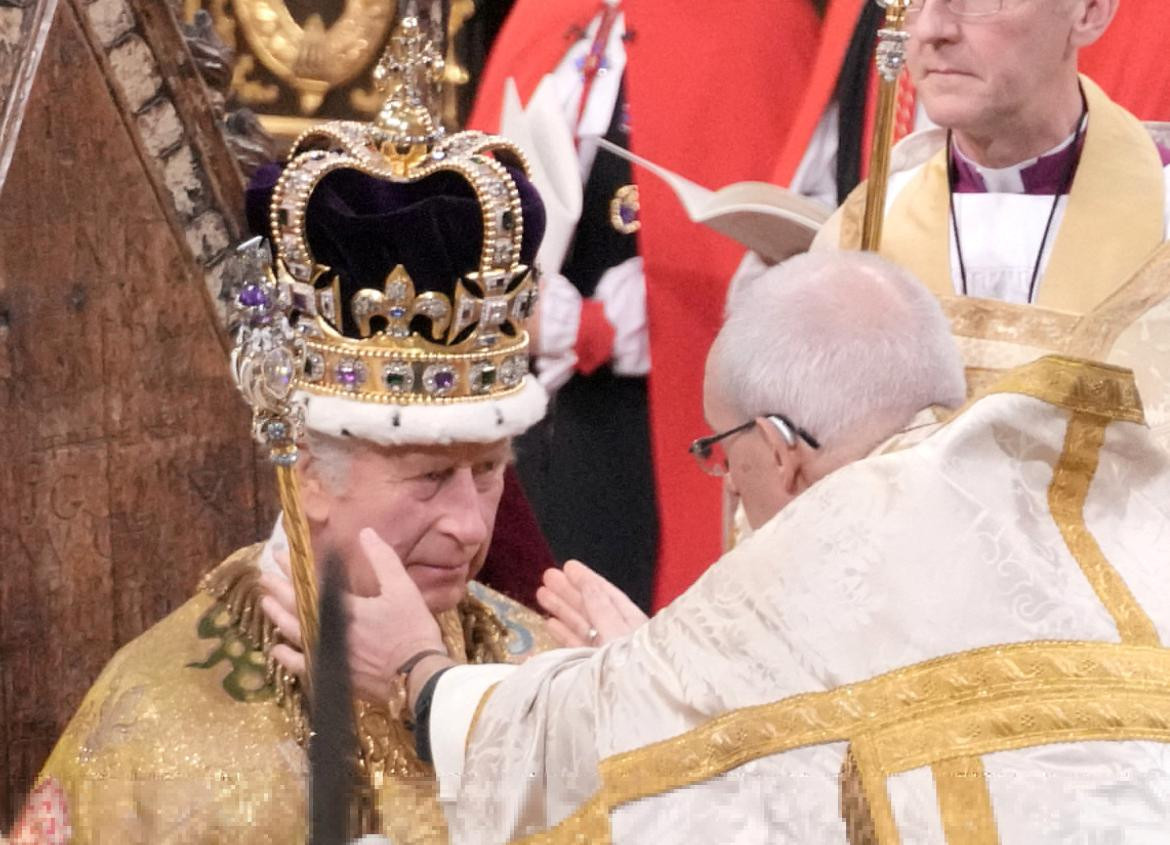 Carlos III recibe la corona en la Abadía de Westminster. Foto Reuters