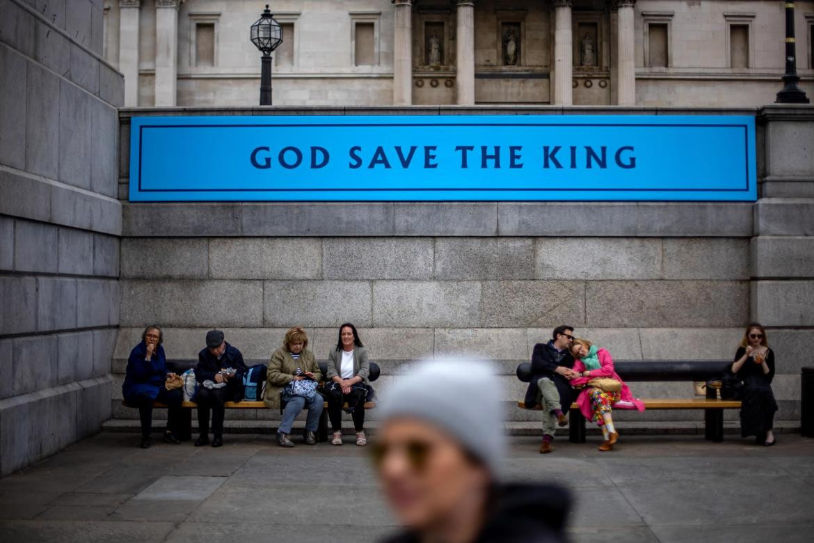 Coronación Carlos III. Gente en vía pública de Londres antes de la coronación. Foto Efe