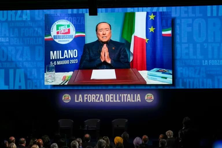 Silvio Berlusconi envía un mensaje durante la convención de su partido Forza Italia en Milán. Foto: Infobae vía AP 