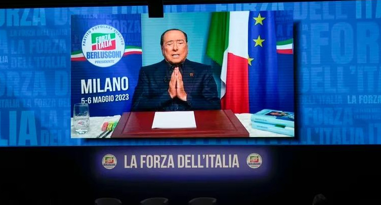 Silvio Berlusconi envía un mensaje durante la convención de su partido Forza Italia en Milán. Foto: Infobae vía AP 