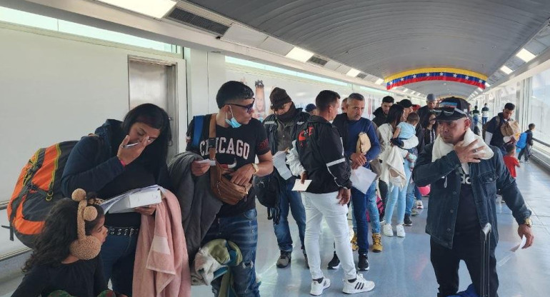 Ciudadanos venezolanos volvieron a su país tras estar varados en la frontera chilena. Foto: Twitter: @CancilleriaVE.