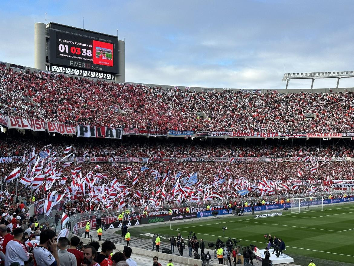 El Monumental colmado para el Superclásico. Foto: Twitter @juanbalbi9.