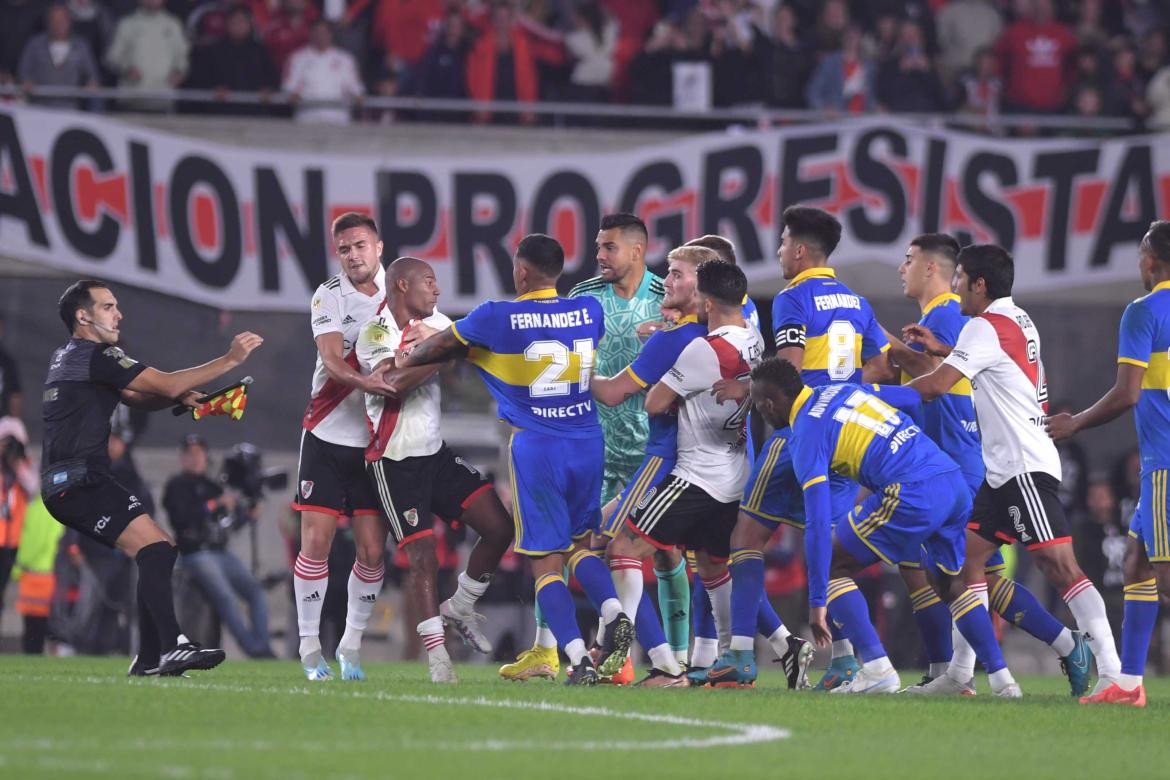 Pelea en el final del Superclásico; River Plate vs. Boca Juniors. Foto: Télam.