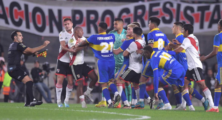 Pelea en el final del Superclásico; River Plate vs. Boca Juniors. Foto: Télam.