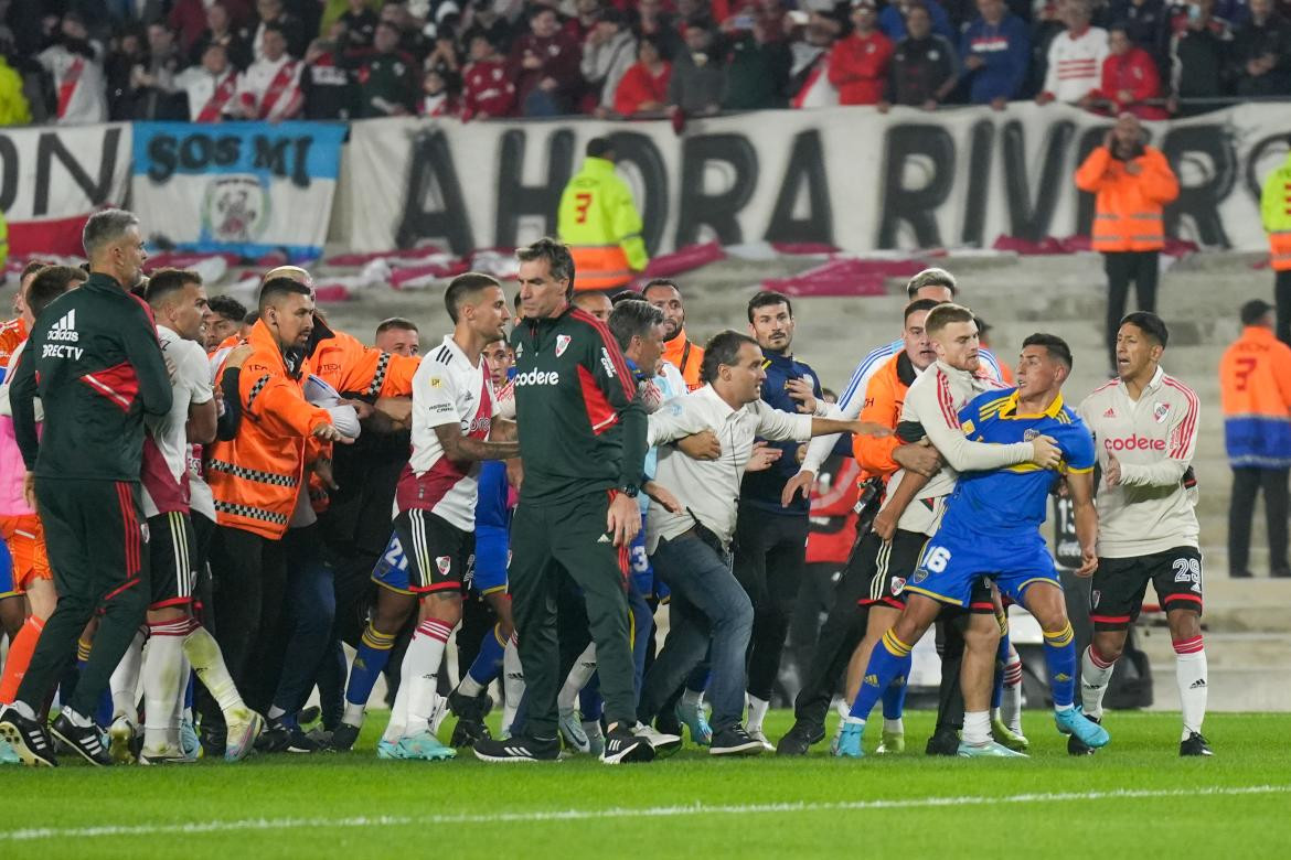 Pelea en el final del Superclásico; River Plate vs. Boca Juniors. Foto: NA.