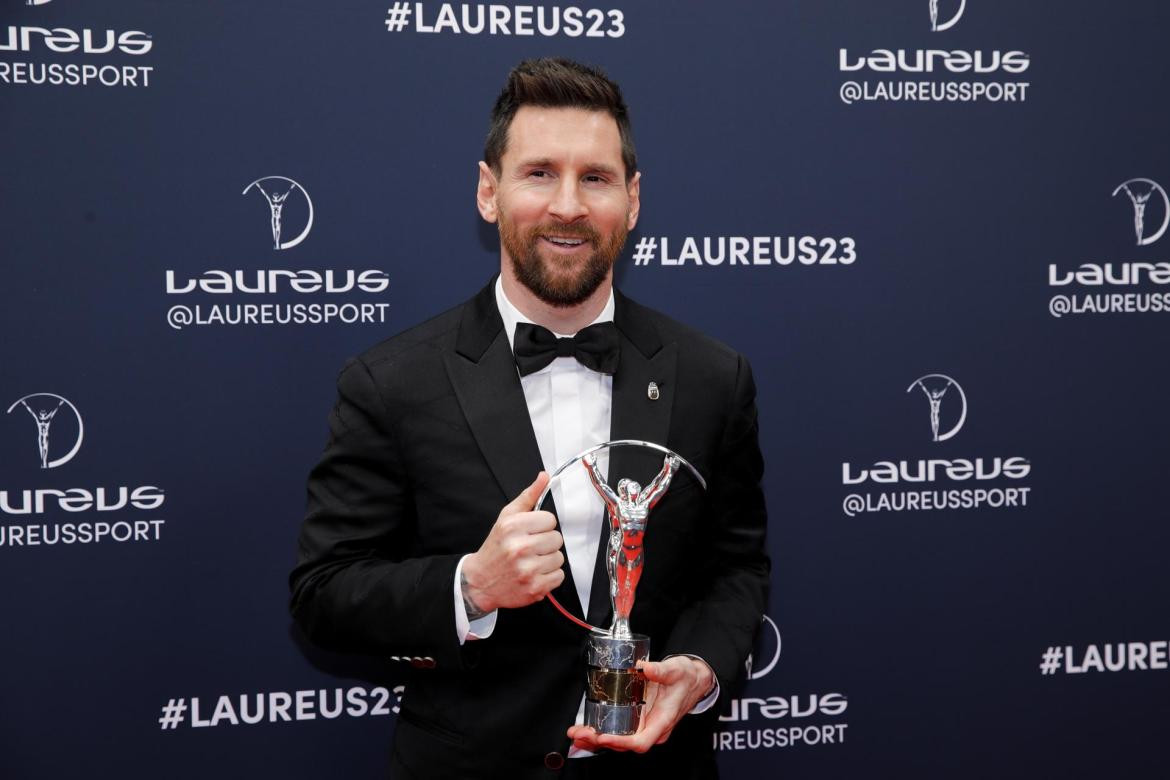 Lionel Messi con el Premio Laureus 2023. Foto: EFE.