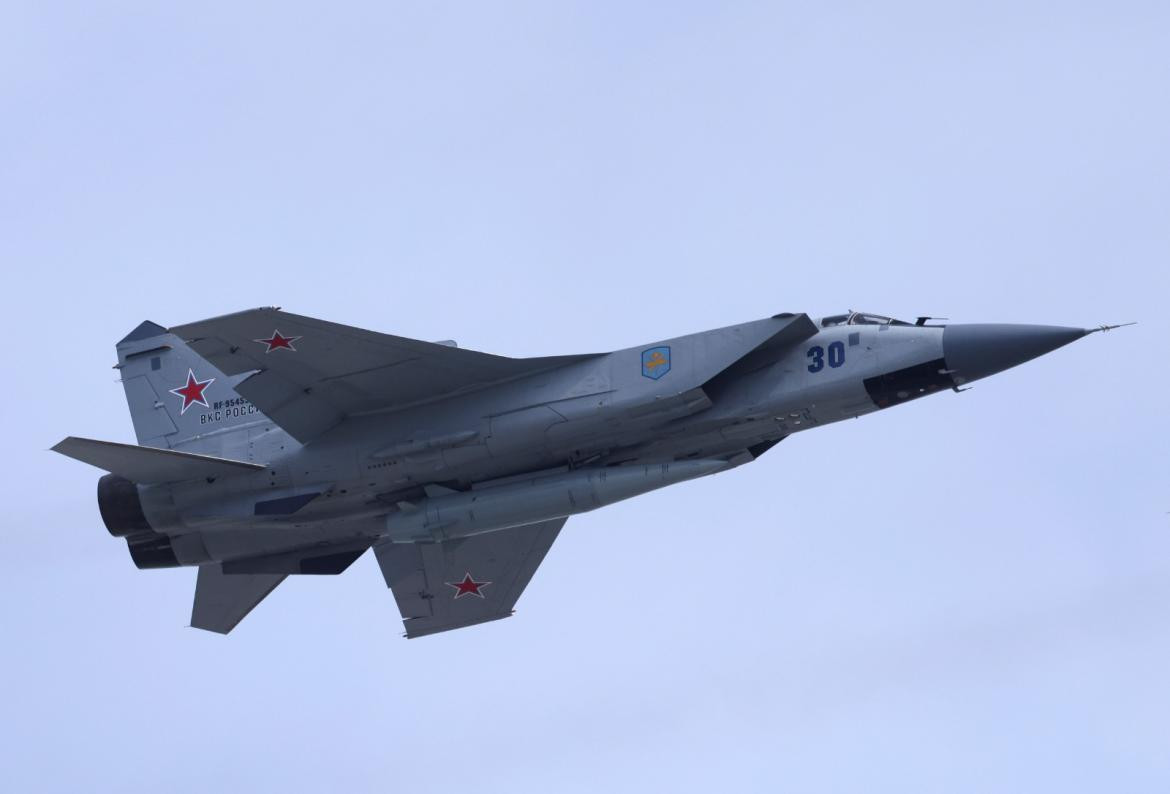 Un avión de combate ruso MiG-31 equipado con un misil hipersónico Kinzhal. Fuente: REUTERS/Maxim Shemetov.