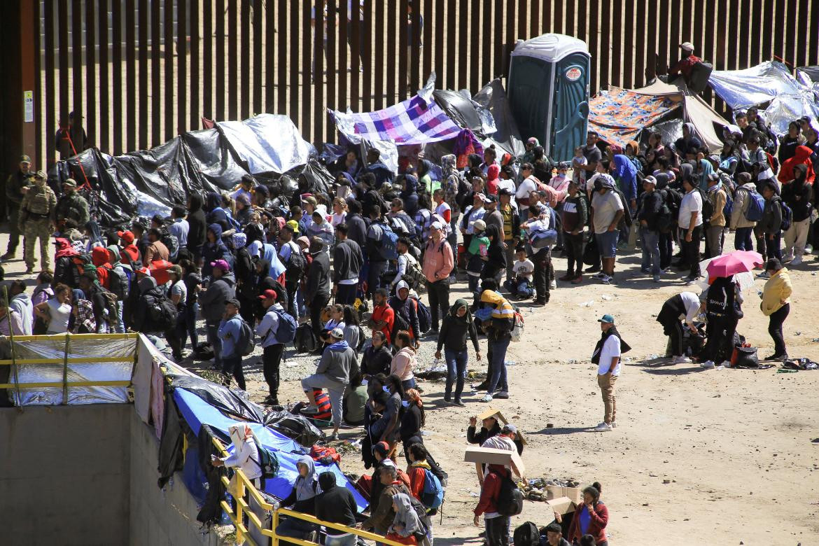 Migrantes mexicanos en la frontera. Créditos: REUTERS