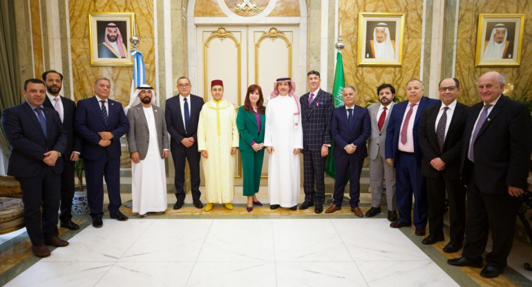 Cristina Fernández de Kirchner se reunió con embajadores de países árabes. Foto: Twitter.