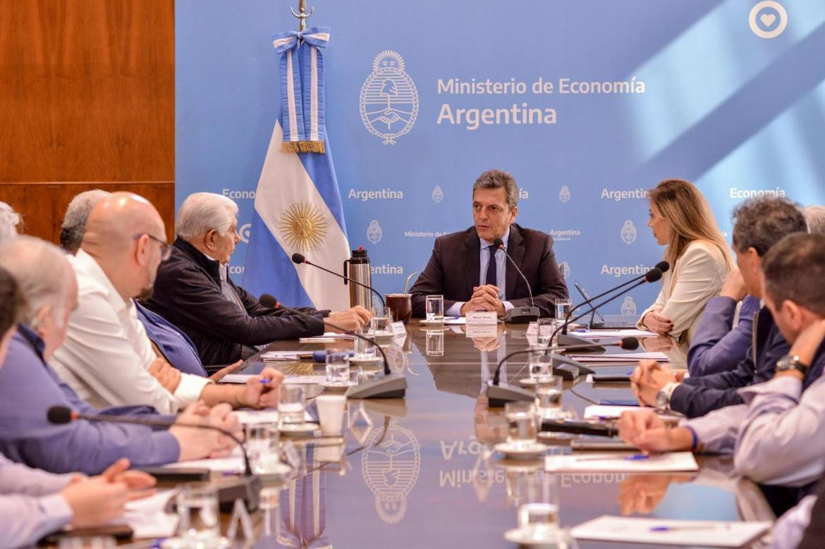 Massa junto a empresarios y sindicalistas