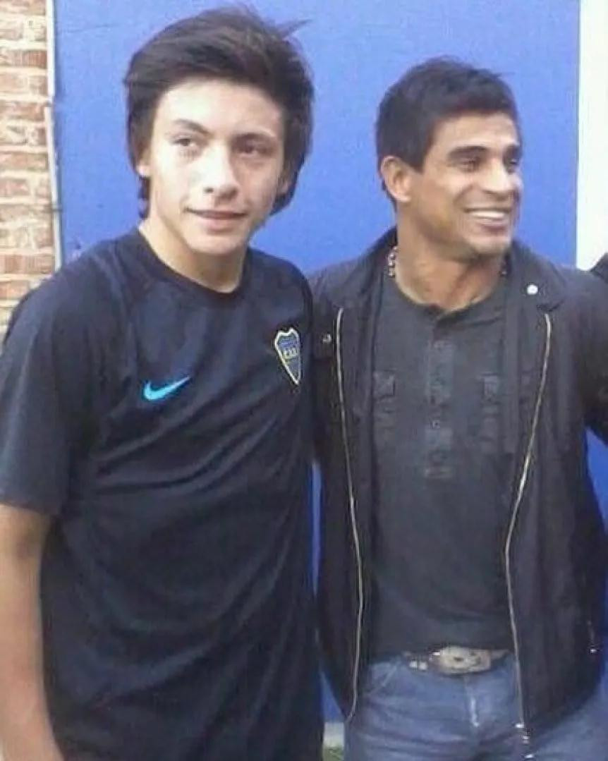 Lisandro Martínez en sus pruebas en Boca junto a Hugo Ibarra. Foto: Archivo.