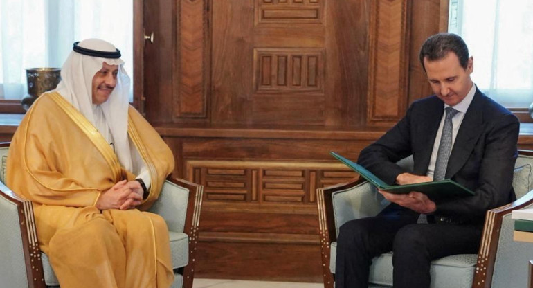 El presidente sirio, Bachar al Asad, junto al embajador de Arabia Saudí. Fuente: Reuters.
