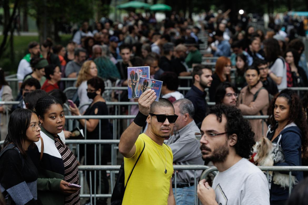 Multitud de fanáticos en el velorio de Rita lee. Créditos: EFE