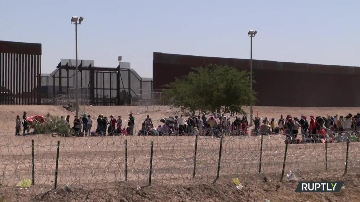 Inmigrantes en el paso fronterizo de Ciudad Juárez, México. Fuente: Ruptly.