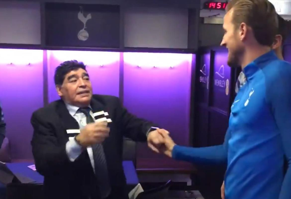 Diego Maradona y Harry Kane. Foto: captura de video.