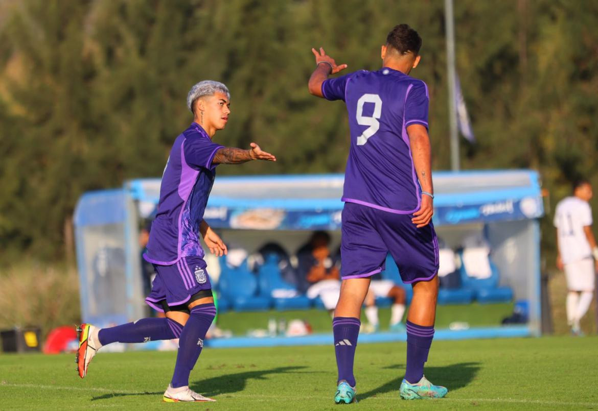 Festejo de la Selección Sub 20 en amistoso ante Dominicana. Foto: NA.