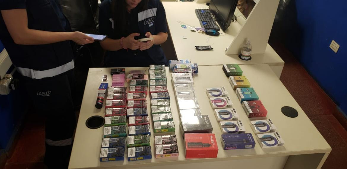 Operativo de Aduana por contrabando de cigarrillos electrónicos. Foto: Prensa