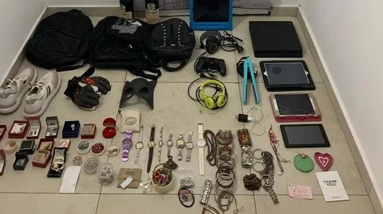 Objetos robados por los adolescentes detenidos en La Plata. Foto: NA