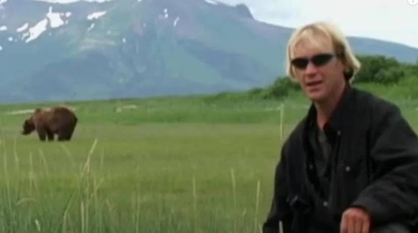 Timothy Treadwell y un oso grizzly. Foto: Archivo.