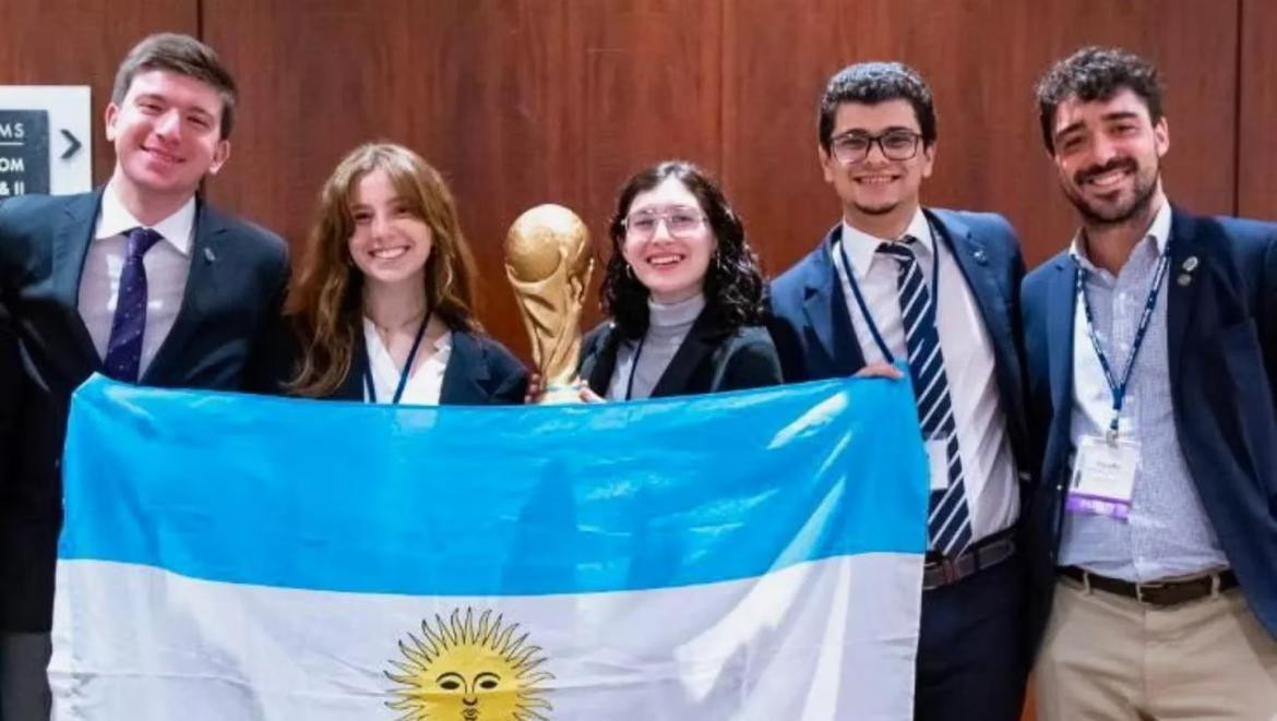 El equipo argentino de la UBA que ganó el máximo premio de la principal competencia global de la ONU. Foto: UBA