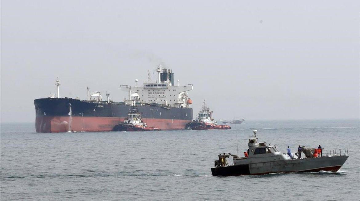 Una patrulla del Ejército iraní patrulla cerca de un petrolero en el golfo Pérsico. Foto: EFE.