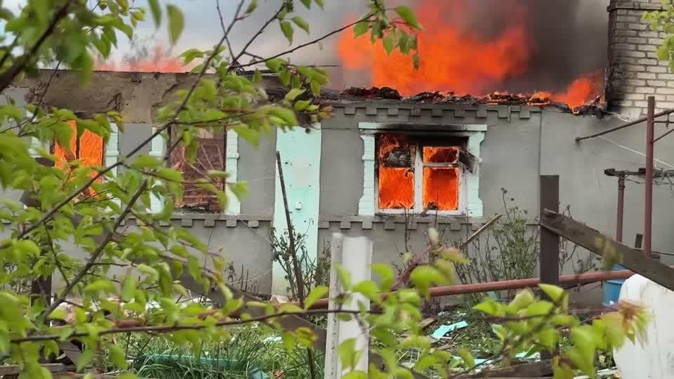 Casa incendiada en Ucrania. Foto: Reuters.