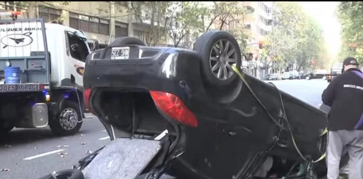 Choque y vuelco en Recoleta. Foto: Captura de TV.