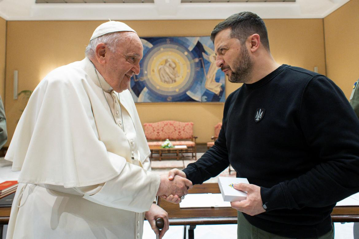 Volodimir Zelenski junto al papa Francisco. Foto: Reuters.