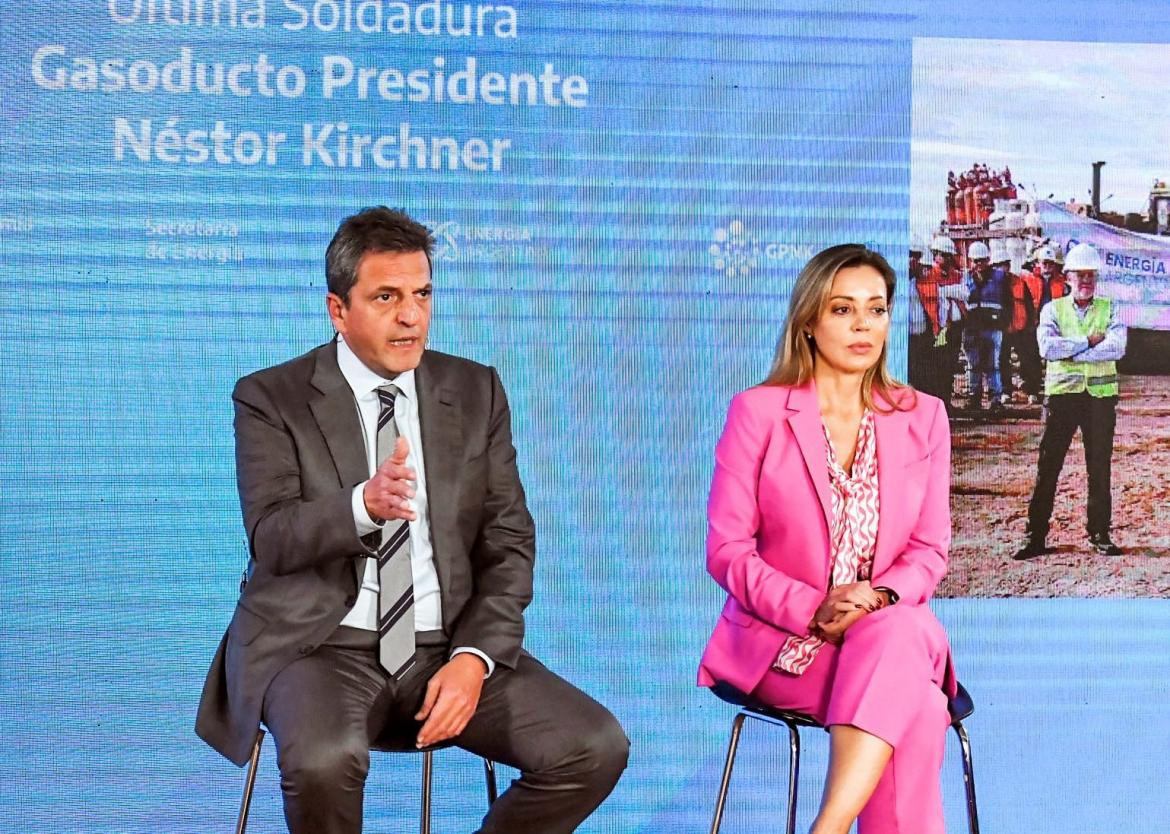 Sergio Massa y Flavia Royón en la última soldadura del Gasoducto Néstor Kichner. Foto: Prensa.