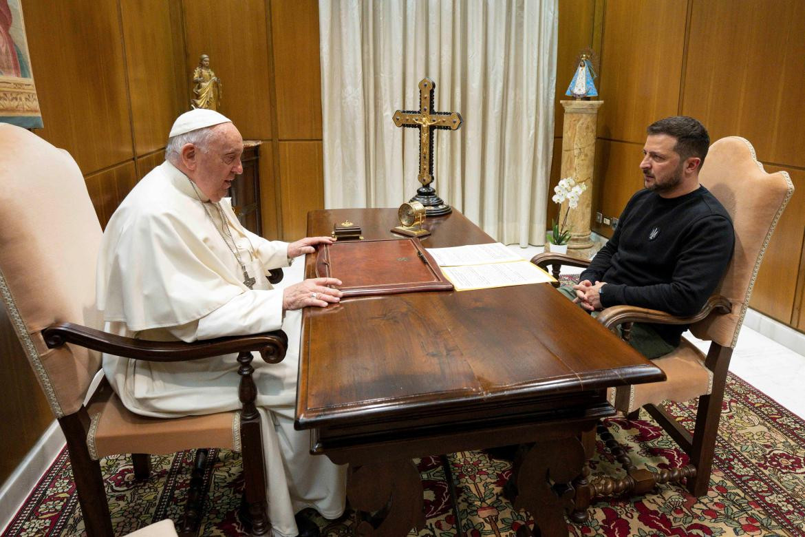 Volodimir Zelenski junto al papa Francisco. Foto: Reuters.