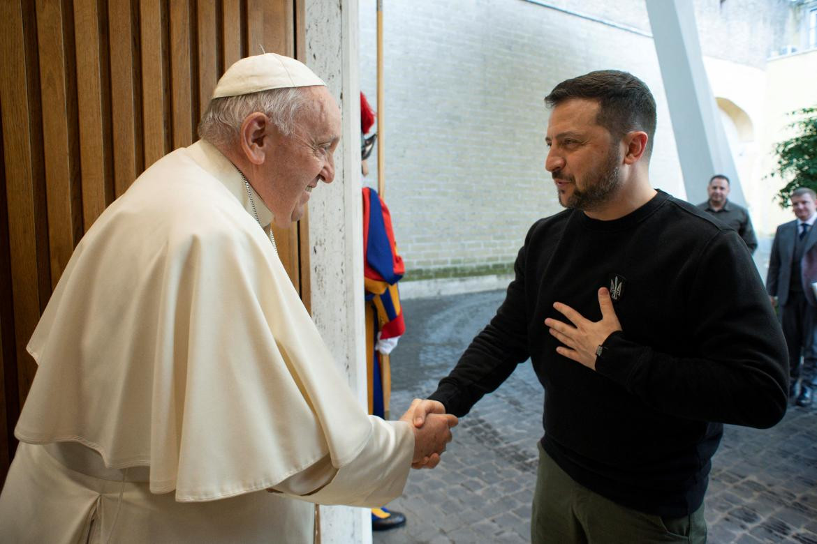 Volodimir Zelenski junto al papa Francisco. Foto: Reuters.