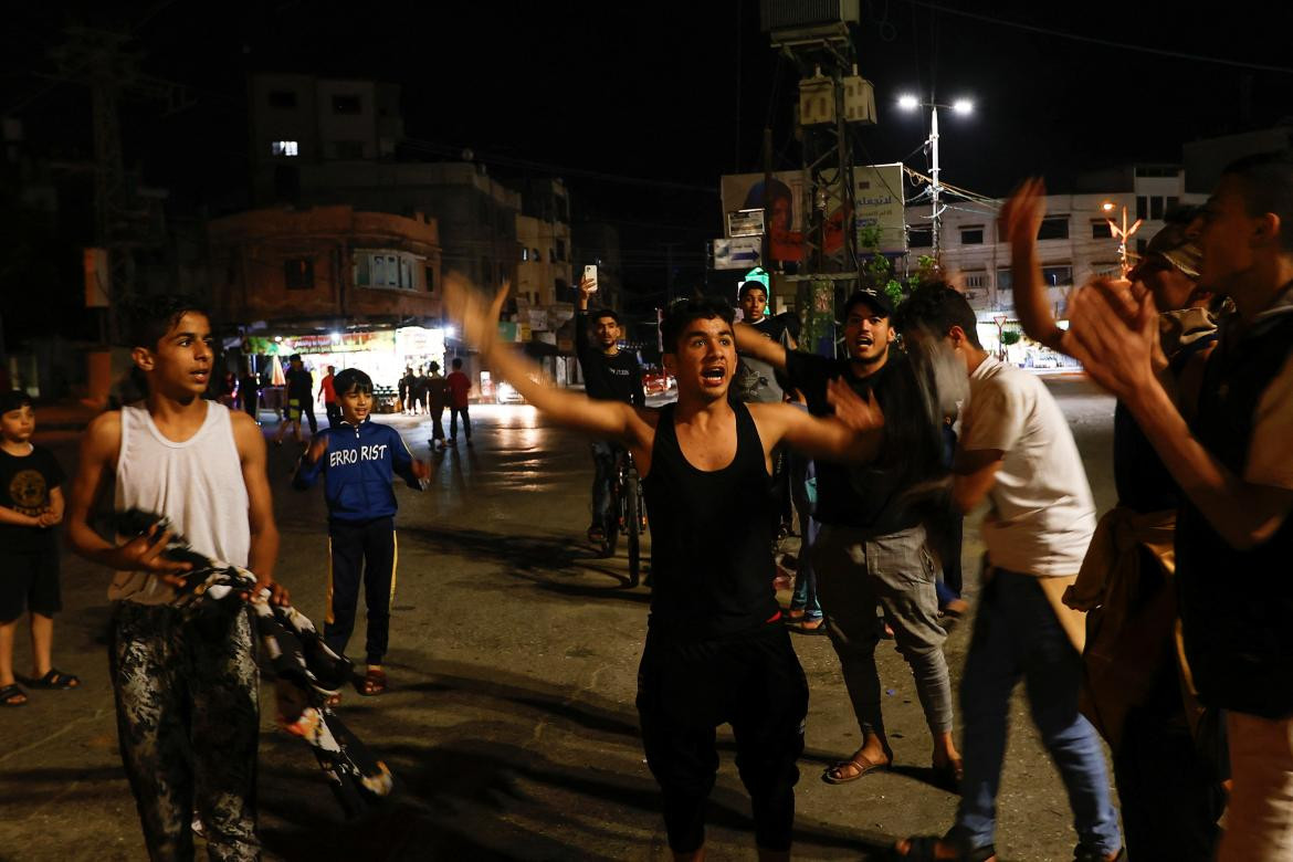 Los palestinos celebran en la calle después de que las facciones palestinas e Israel acordaron un alto el fuego. Foto: Reuters.
