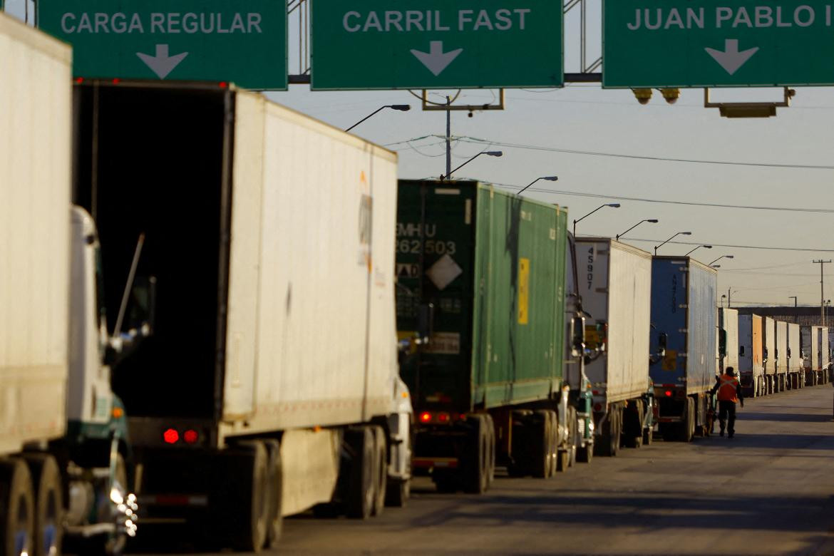 Camiones en el cruce fronterizo Estados Unidos-México. Foto: Reuters
