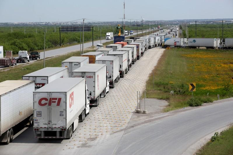Transportes de carga en el cruce fronterizo México-EEUU. Foto: Reuters