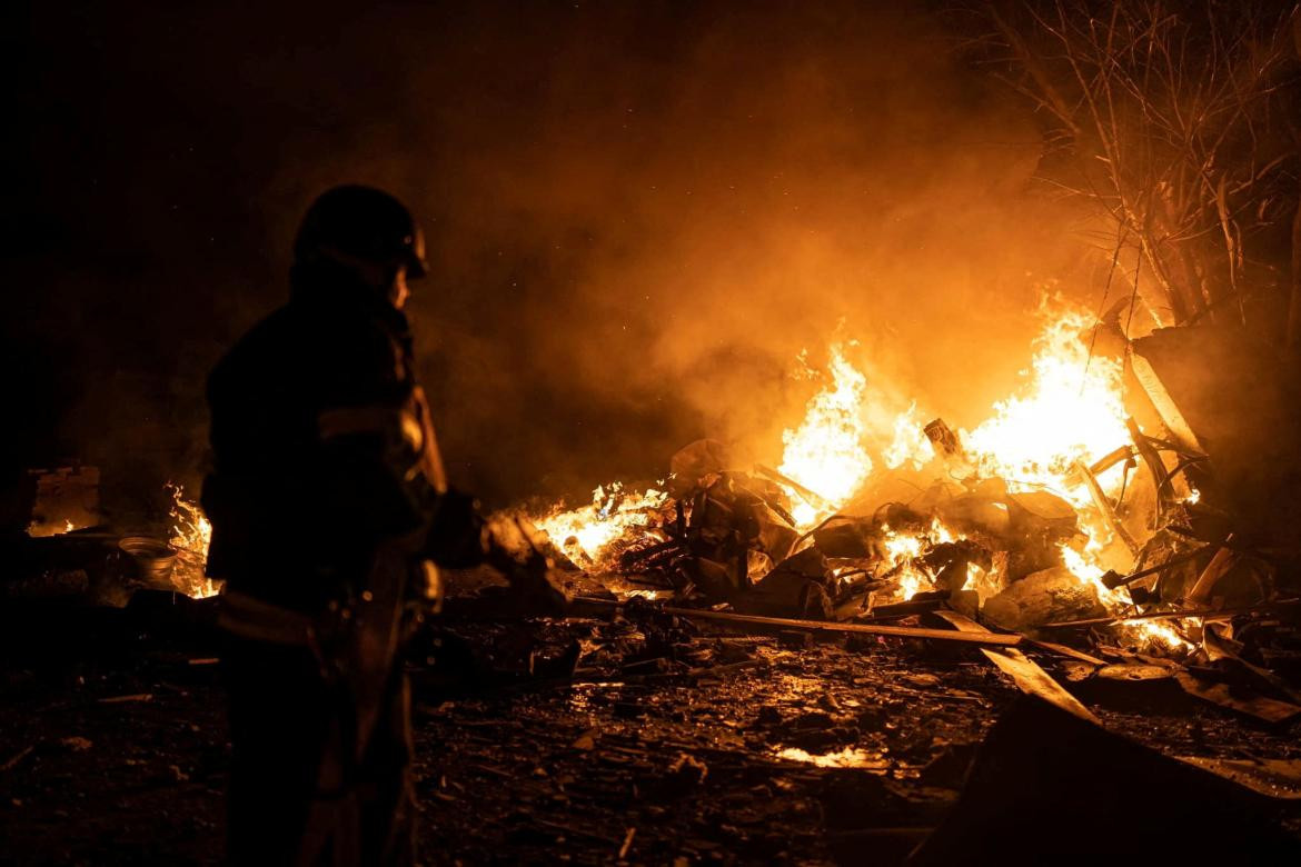 Incendios tras misil lanzado por Rusia. Foto: Reuters.