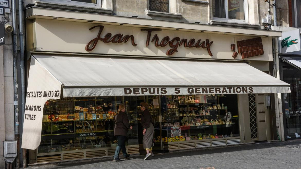 La chocolatería donde atacaron al sobrino de Macron. Foto Twitter @ludovicherbepin.