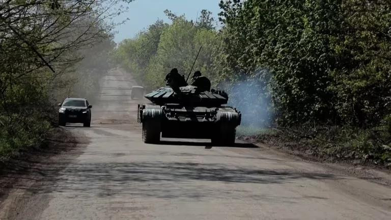Soldados ucranianos entrando a Bakhmut. Foto: Reuters