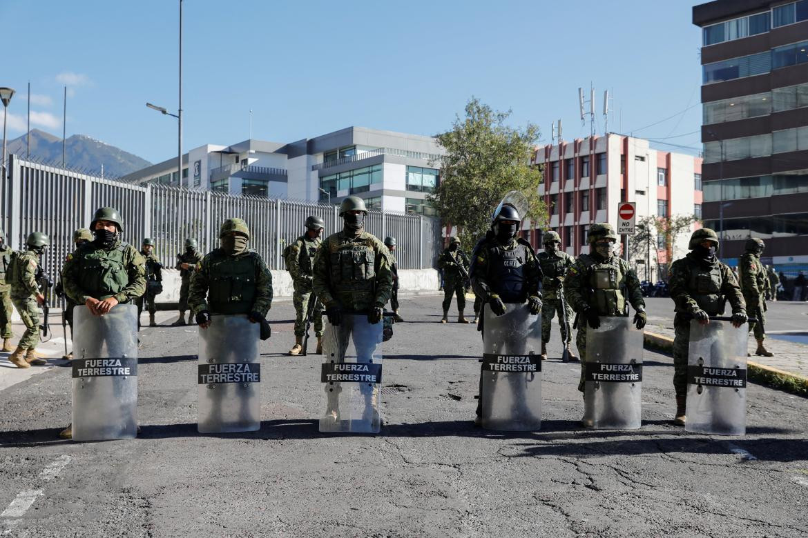 Militares rodean el congreso de Ecuador tras decisión de Guillermo Lasso. Foto: Reuters. 