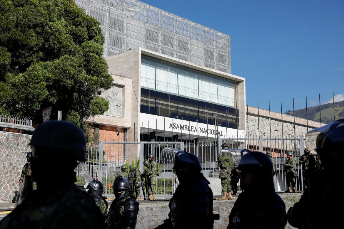 Militares rodean el congreso de Ecuador tras decisión de Guillermo Lasso. Foto: Reuters. 