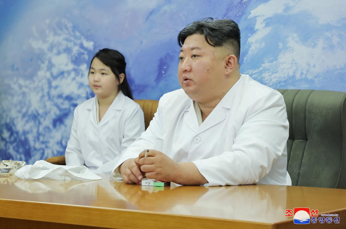 Kim Jong-Un, presidente de Corea del Norte, inspeccionando satélites militares con su hija. Foto: Reuters.
