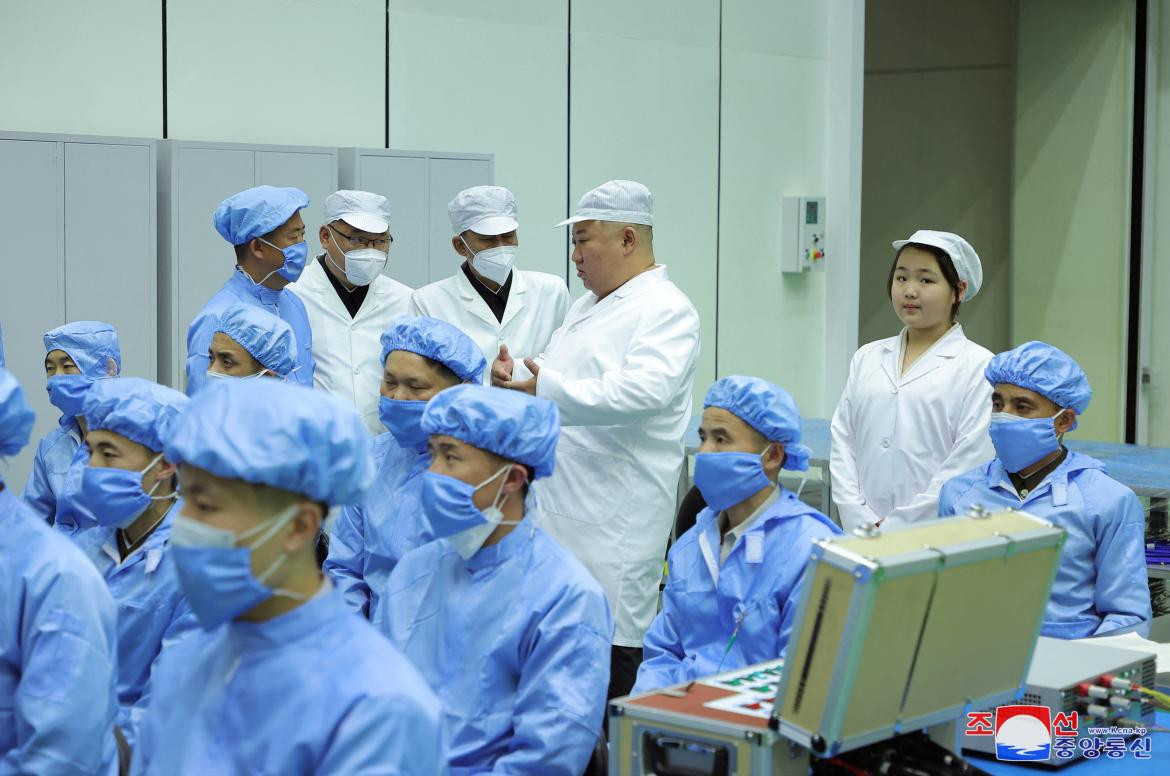 Kim Jong-Un, presidente de Corea del Norte, inspeccionando satélites militares con su hija. Foto: Reuters.