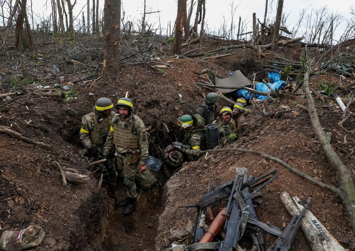Soldados ucranianos en Bajmut. Foto: Reuters.
