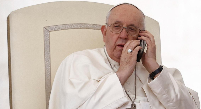 El Papa Francisco atendió su celular en la audiencia. Foto: Reuters