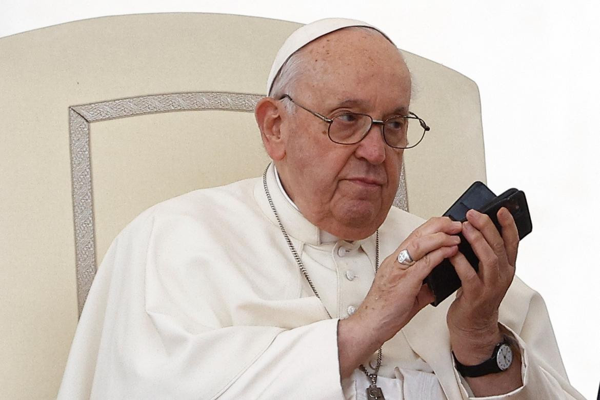 El Papa Francisco atendió su celular en la audiencia. Foto: Reuters