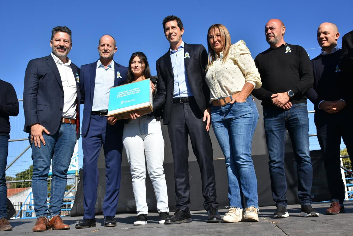 Entrega de computadoras en Merlo. Foto: intendencia Merlo