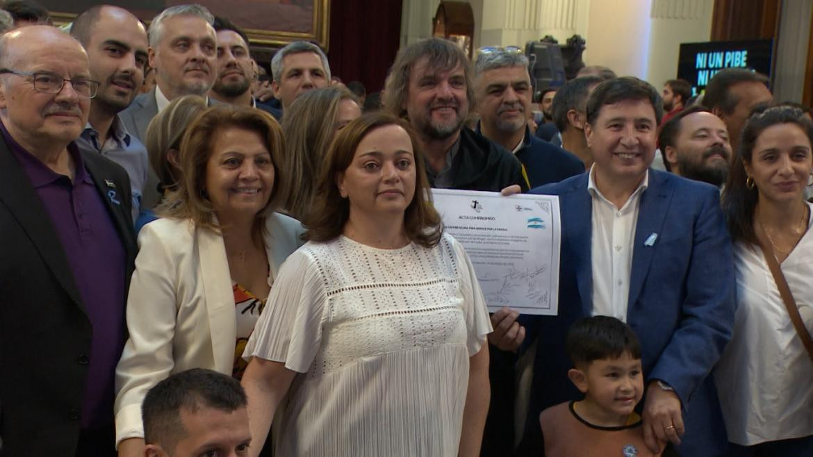 Cecilia Moreau firmó el compromiso de prevención y lucha contra las drogas junto al Padre Pepe. Foto: Captura de pantalla.