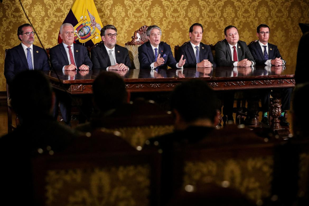 Guillermo Lasso junto a miembros del gobierno de Ecuador. Foto: Reuters.
